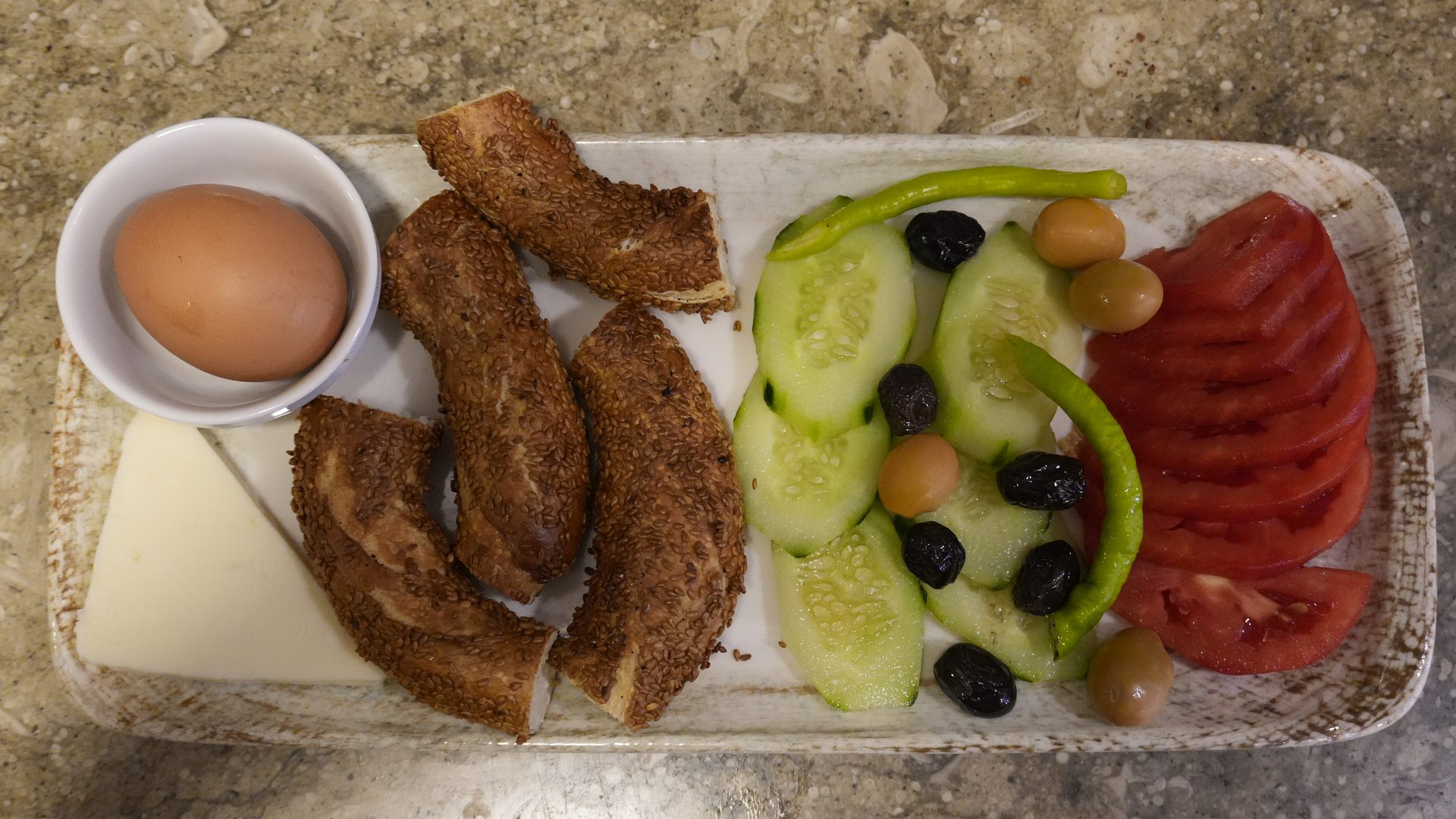 Simit, peynir ve yumurtalı kahvaltı tabağı