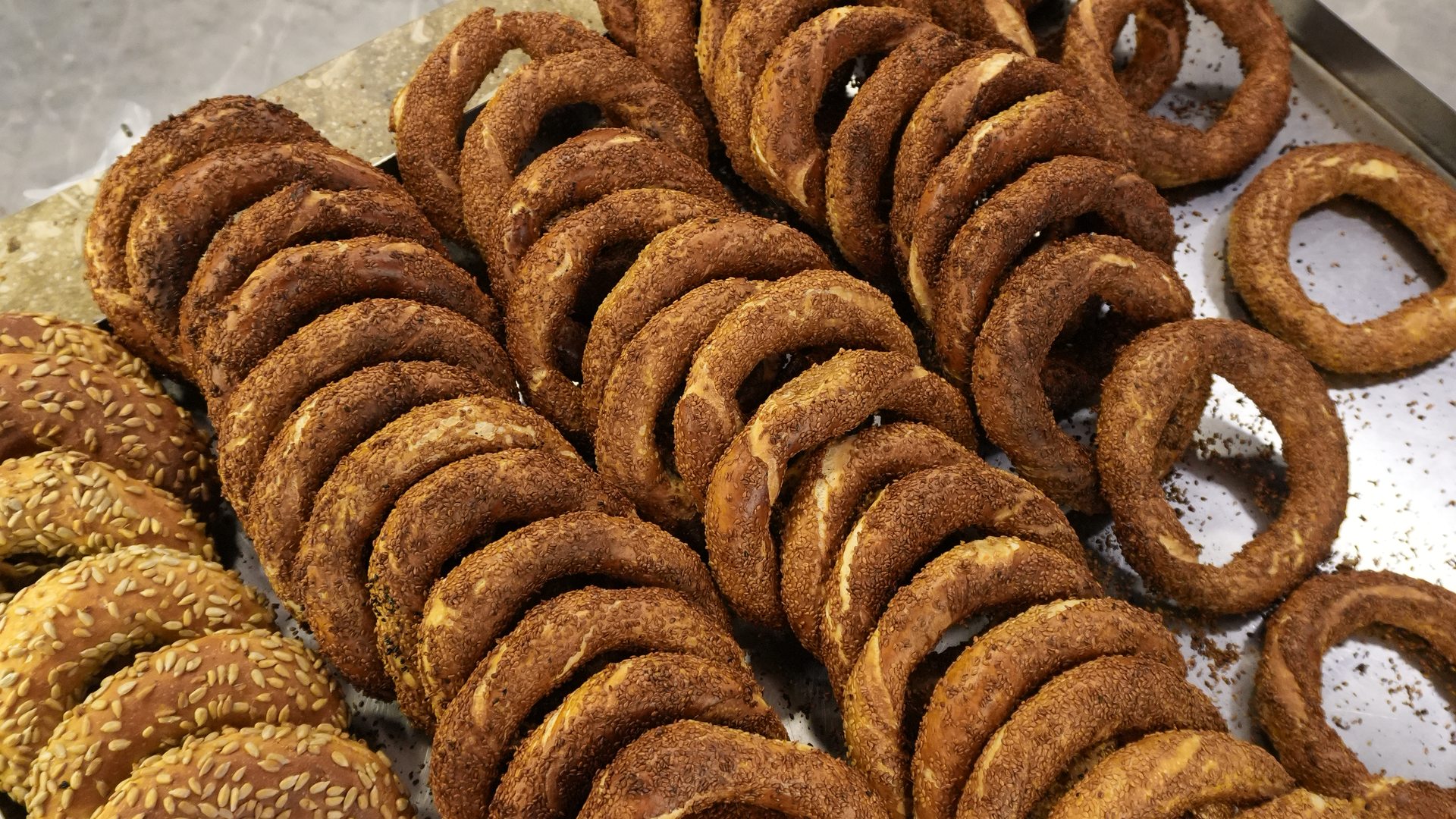 Tezgâhta dizili simit tepsileri